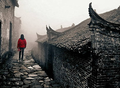 Sisli bir g�n; �in'de k���k bir k�y; k���k bir k�z.